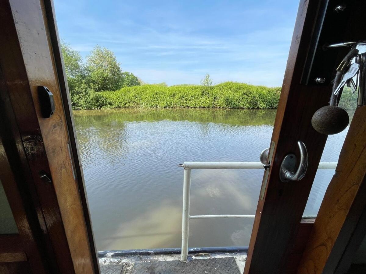 Dutch Cruiser Ship On A Tranquil Secluded River Τόνμπριτζ Εξωτερικό φωτογραφία