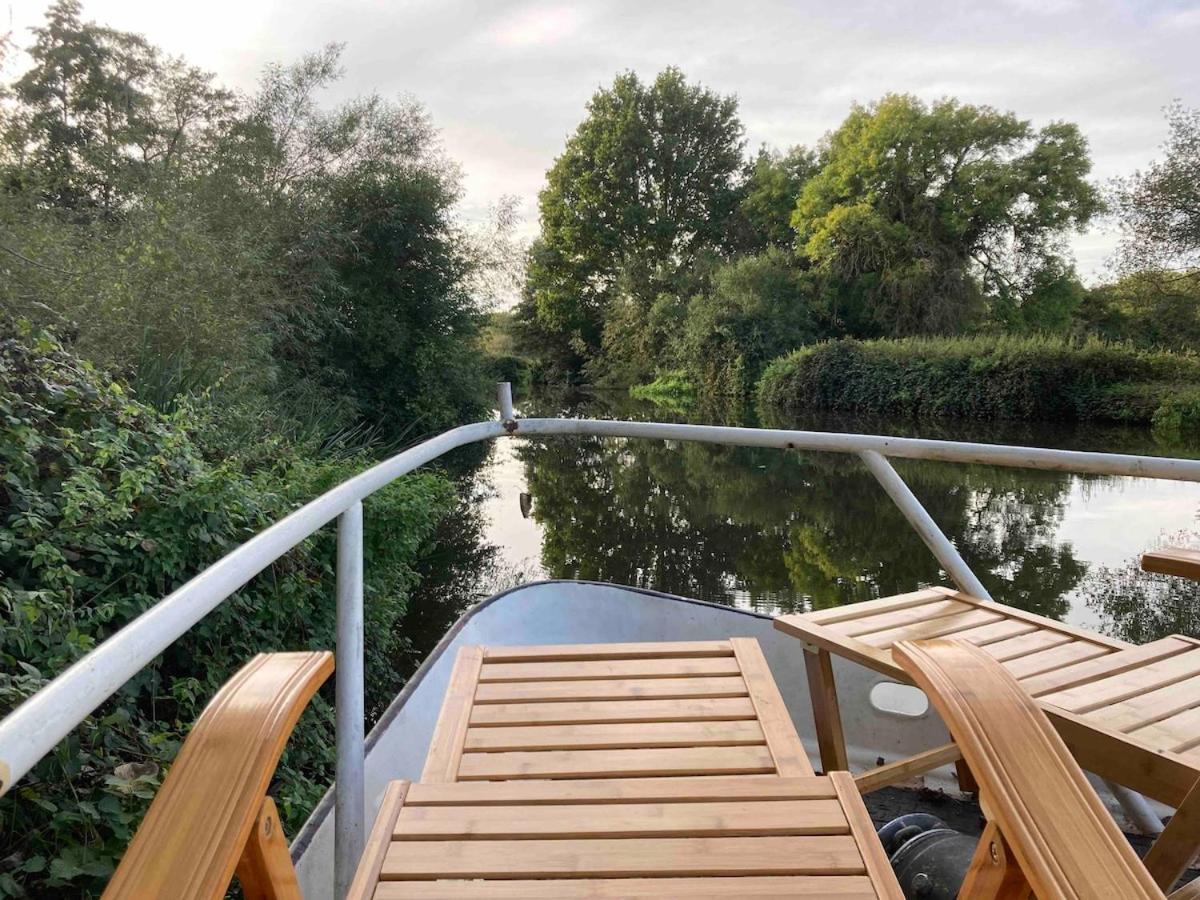 Dutch Cruiser Ship On A Tranquil Secluded River Τόνμπριτζ Εξωτερικό φωτογραφία