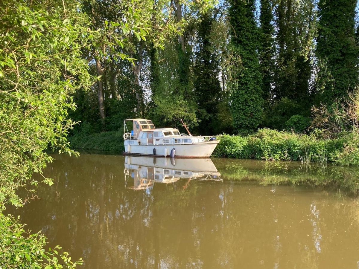 Dutch Cruiser Ship On A Tranquil Secluded River Τόνμπριτζ Εξωτερικό φωτογραφία