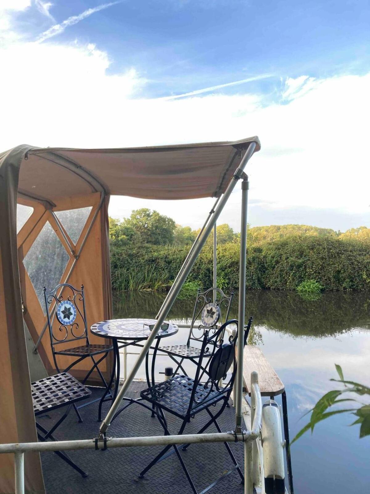 Dutch Cruiser Ship On A Tranquil Secluded River Τόνμπριτζ Εξωτερικό φωτογραφία