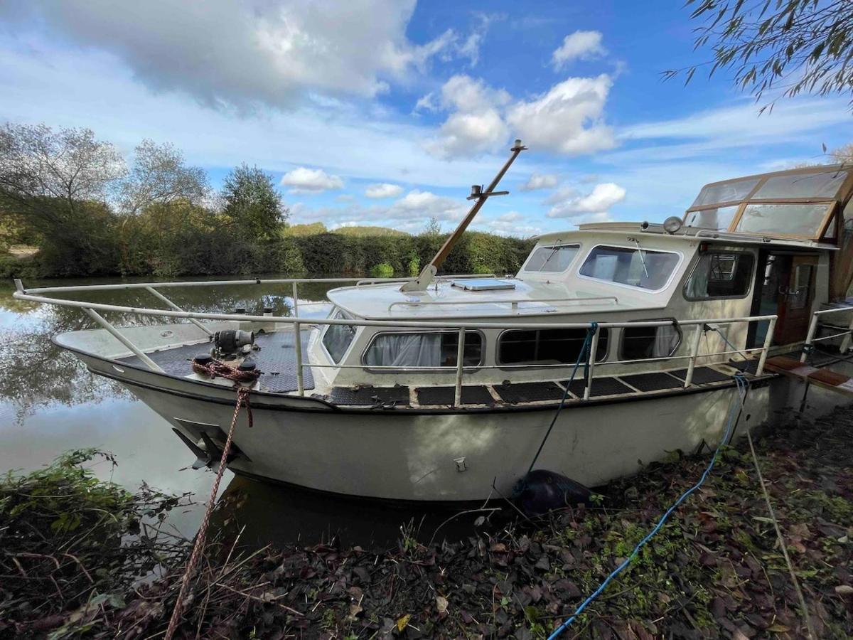 Dutch Cruiser Ship On A Tranquil Secluded River Τόνμπριτζ Εξωτερικό φωτογραφία