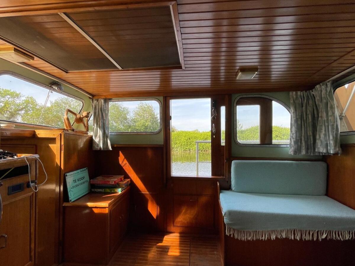 Dutch Cruiser Ship On A Tranquil Secluded River Τόνμπριτζ Εξωτερικό φωτογραφία