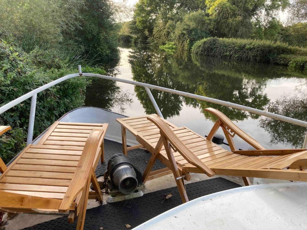 Dutch Cruiser Ship On A Tranquil Secluded River Τόνμπριτζ Εξωτερικό φωτογραφία