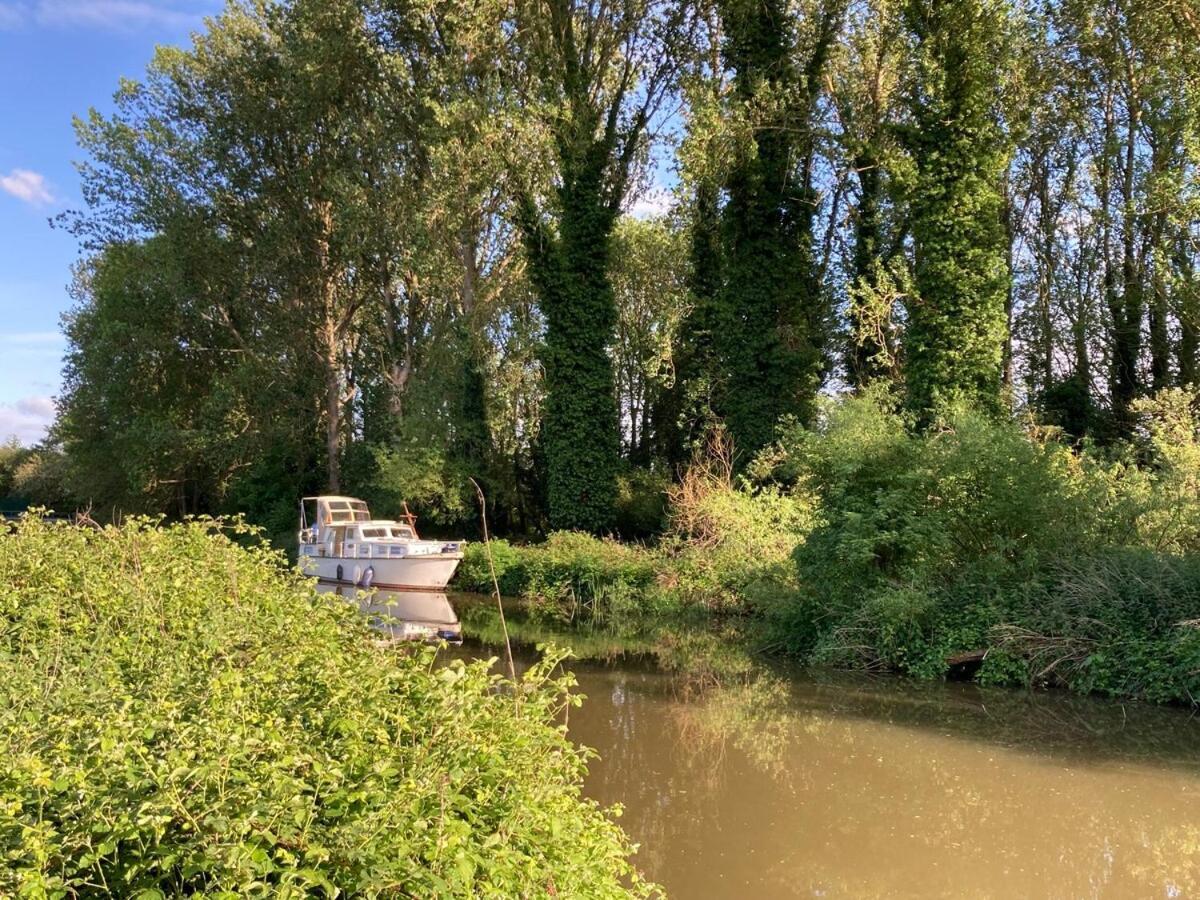 Dutch Cruiser Ship On A Tranquil Secluded River Τόνμπριτζ Εξωτερικό φωτογραφία