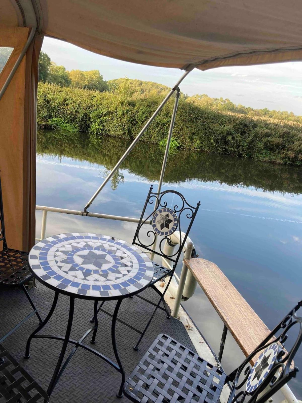 Dutch Cruiser Ship On A Tranquil Secluded River Τόνμπριτζ Εξωτερικό φωτογραφία