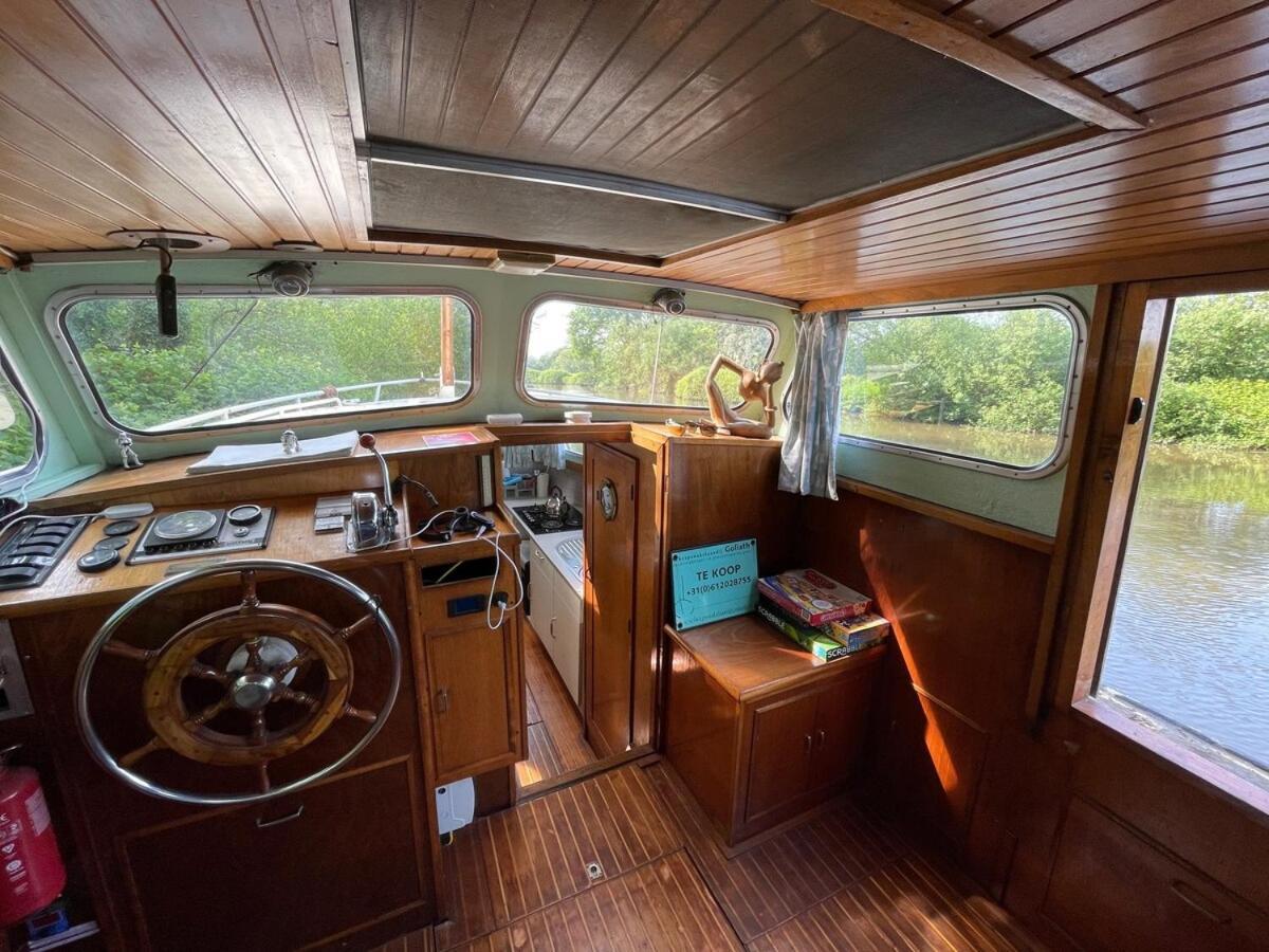Dutch Cruiser Ship On A Tranquil Secluded River Τόνμπριτζ Εξωτερικό φωτογραφία