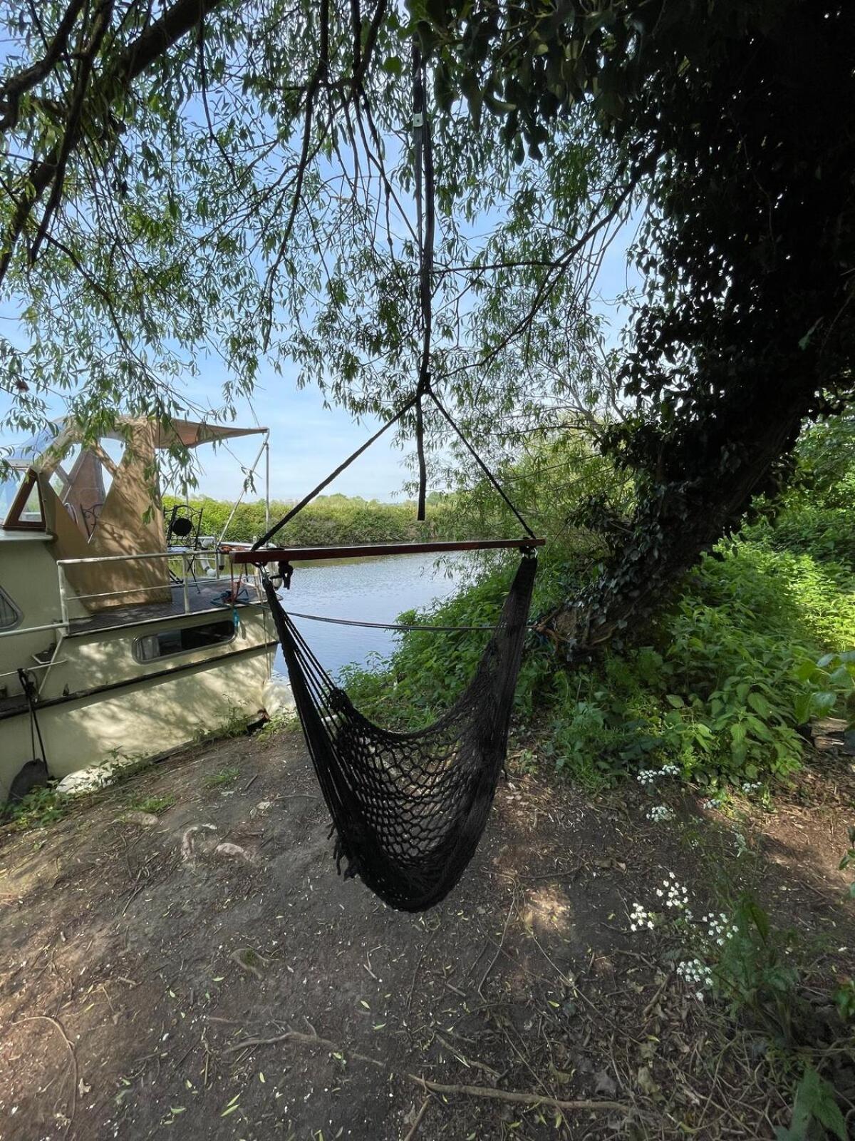 Dutch Cruiser Ship On A Tranquil Secluded River Τόνμπριτζ Εξωτερικό φωτογραφία